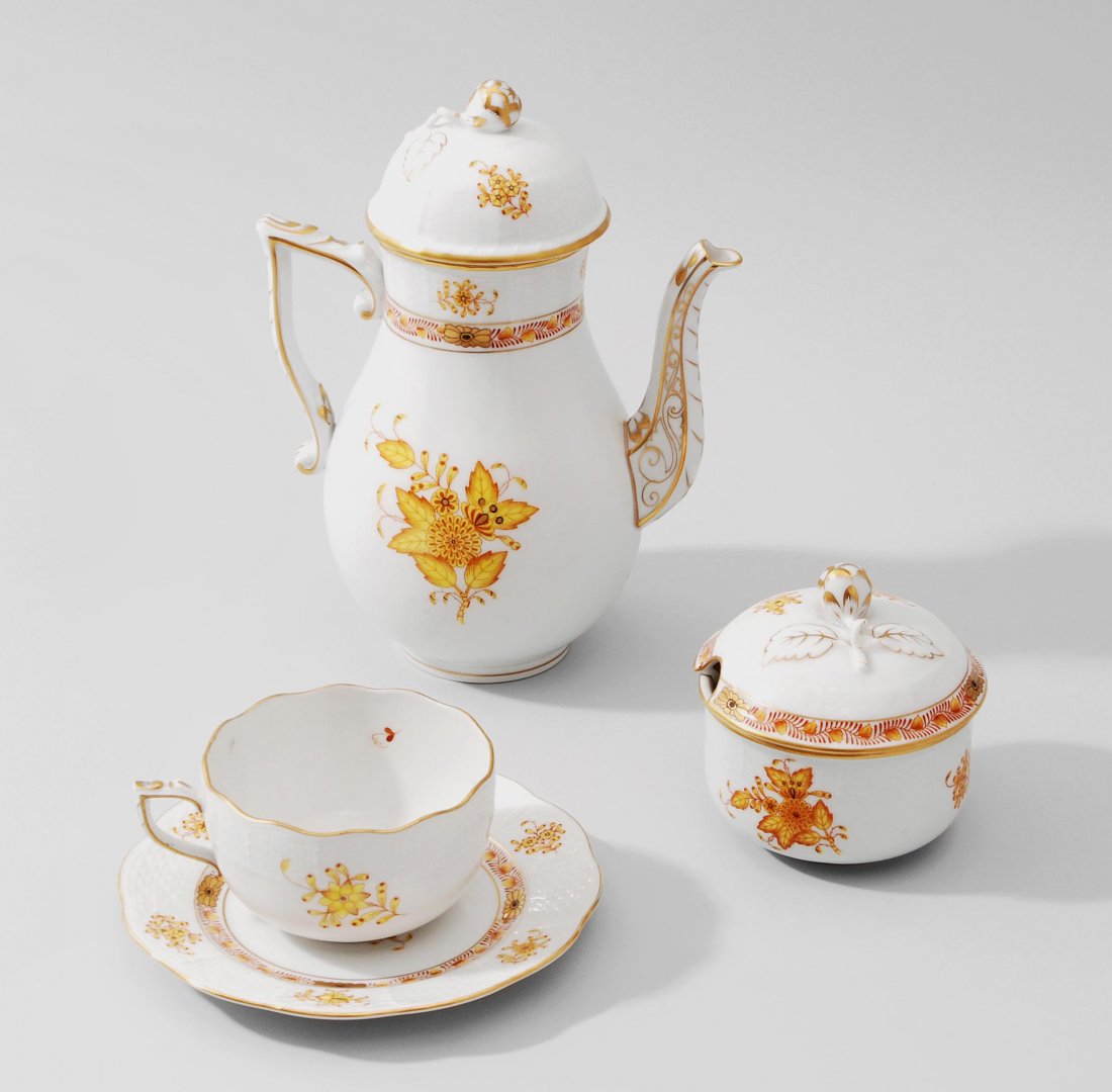 Kaffeeservice, "AJ", Herend, nach 1945 Porzellan,: Kaffeeservice, "AJ", Herend, nach 1945 Porzellan, Osier, Dekor "Apponyi gelb" mit Gold. Bestand: 1 Kaffeekanne, 1 Mokkakanne, 1 Cremier, 1 Zuckerdose, 1 Zuckerschälchen, 10 Mokkatassen mit U'tassen, 