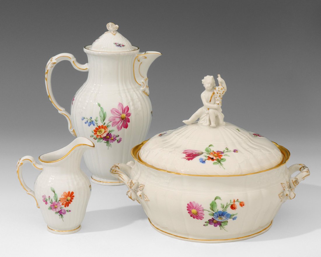 Tafelservice , KPM Berlin, 20.Jh. Porzellan,: Tafelservice , KPM Berlin, 20.Jh. Porzellan, Reliefdekor "Antikzierat", farbige Blumenmalerei. Bezeichnet: Blaue Zeptermarke, eisenroter Reichsapfel KPM, Jahresbuchstabe (für 1967). Bestand: 12 Fleis