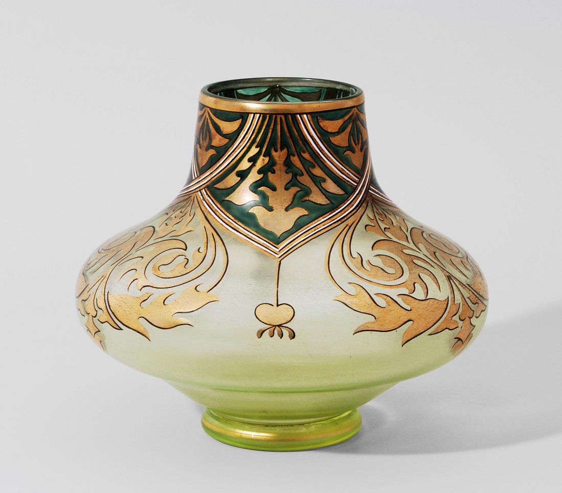 Vase, Raffinerie und Glasfabrik Fritz Heckert,: Vase, Raffinerie und Glasfabrik Fritz Heckert, Petersdorf, um 1900 Grün getöntes Glas, ornamentaler Dekor in Grün und Gold, matt irisiert. Bezeichnet: FH, 566/6, 1189. H 15 cm.