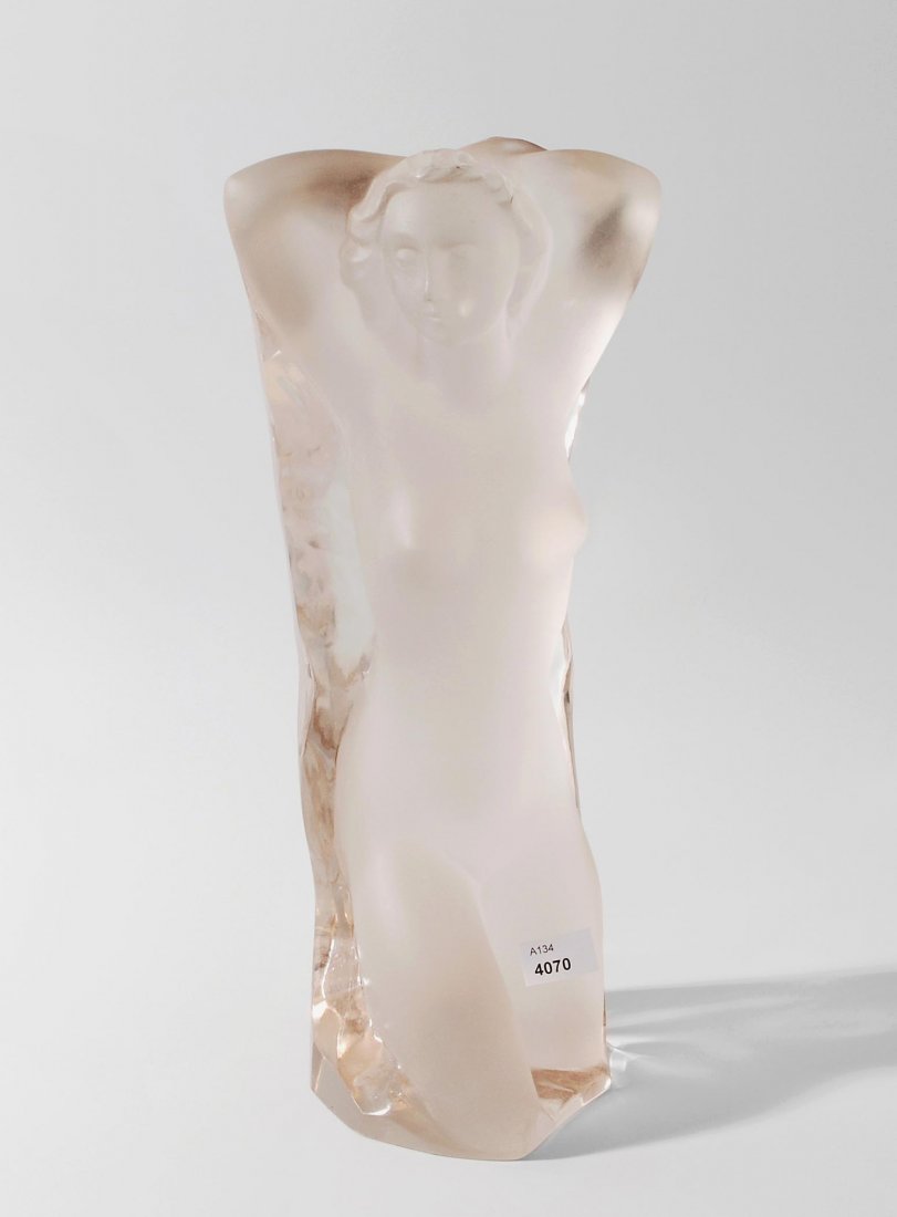 Glasplastik: Frauenakt, Böhmen, 20.Jh. Nach einem: Glasplastik: Frauenakt, Böhmen, 20.Jh. Nach einem Entwurf von Ena Rottenberg/Firma Schlevogt. Farbloses, leicht rosastichiges, teilweise mattiertes Glas. H 31 cm.