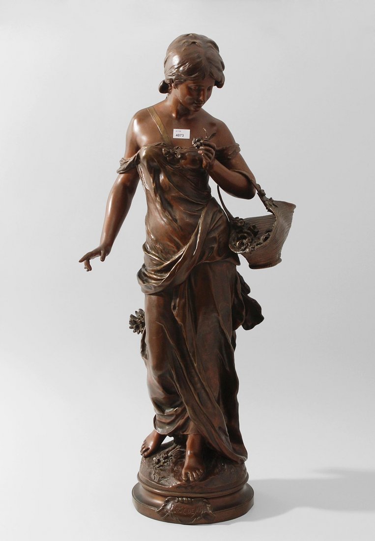 Nach Auguste Moreau (1860–1910) Figur: "Rose de Mai": Nach Auguste Moreau (1860–1910) Figur: "Rose de Mai" (Mädchen mit Blumenkorb), Bronze, patiniert; zweiteiliger Sockel. Bezeichnet: Aug. Moreau; Giesserstempel: FIZEL AINE DEPOSE. H 77 cm.