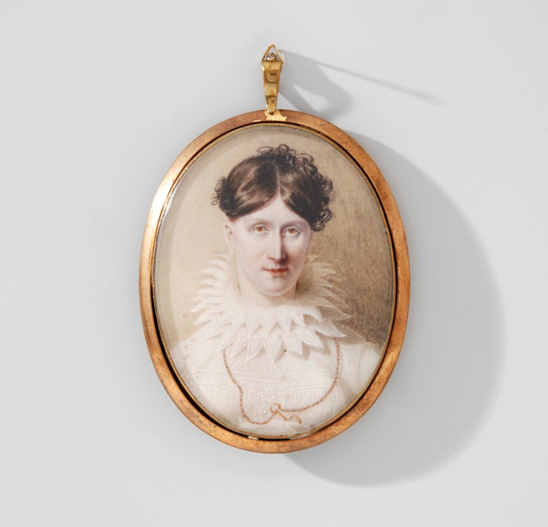 Damenporträt Deutsche Schule, Anfang 19.Jh. Gouache auf: Damenporträt Deutsche Schule, Anfang 19.Jh. Gouache auf Elfenbein, oval. Junge Dame in weissem Kleid mit Spitzenkragen, eine Goldkette mit Lupe um ihren Hals gehängt, vor bräunlichem Hintergrund. G