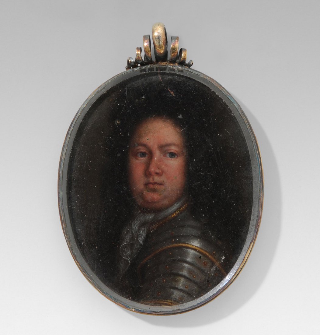 Herrenporträt/Medaillon 18.Jh. Öl auf Metall, oval.: Herrenporträt/Medaillon 18.Jh. Öl auf Metall, oval. Junger Herr mit Perücke, in Harnisch gekleidet, vor antrazithfarbenem Hintergrund. Fassung mit Ringöse. 4,5x6 cm. Mit schwarz beledertem Etui. -