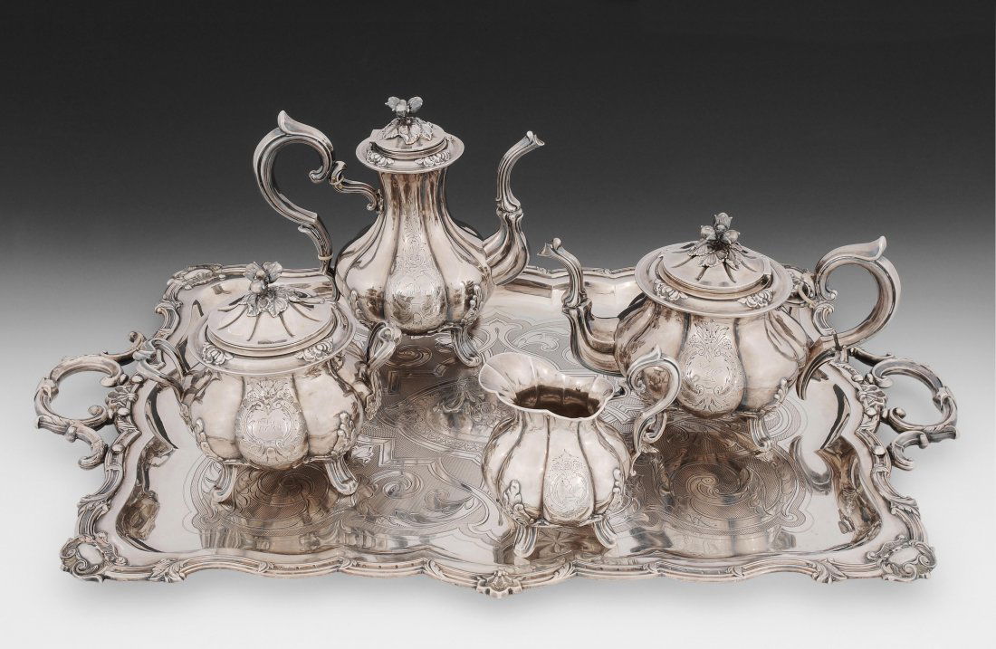 Französisches Kaffee-/Teeservice Paris, um 1850.: Französisches Kaffee-/Teeservice Paris, um 1850. Meistermarke Francois Alphonse Debain. Silber. 5-teilig. Rundform auf vier Füssen. Wandung mit Faltenzügen gegliedert. Kartusche mit Initialen "IA".