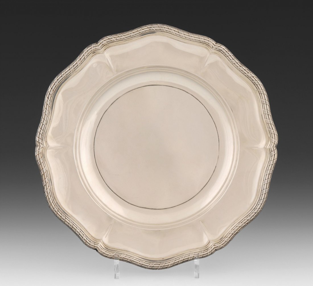 Pariser Teller Nach 1838. Marke Odiot. Silber. Rundform: Pariser Teller Nach 1838. Marke Odiot. Silber. Rundform mit abgesetzter Fahne und passig geschweiftem Rand mit breiter Kordelbordüre. D 31 cm, ca. 860 g. Garantie- und Meistermarke, Odiot a Paris, Nr