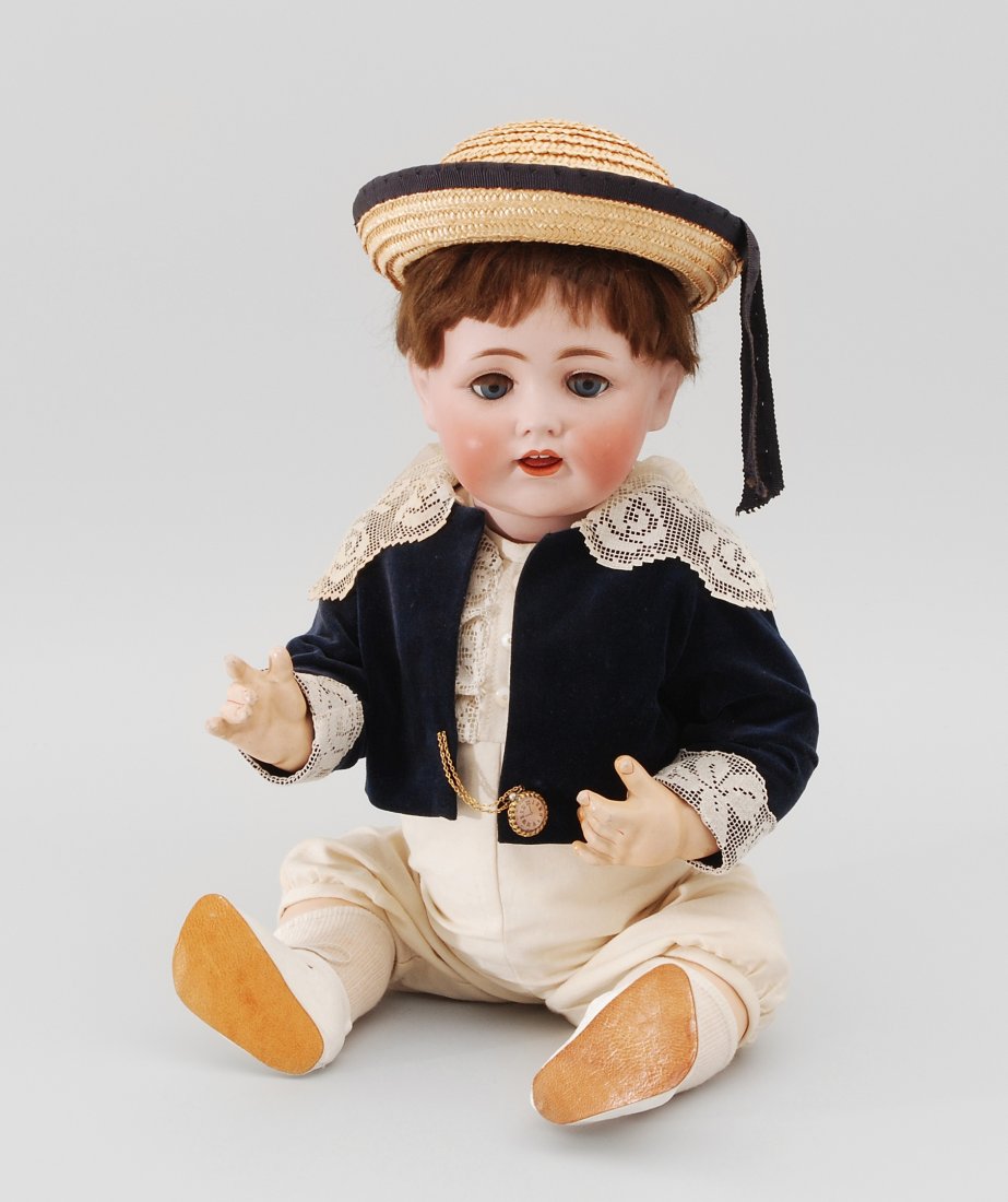 J.D. Kestner jr.-Bébé "257" Deutschland, um 1916.: J.D. Kestner jr.-Bébé "257" Deutschland, um 1916. Kurbelkopf mit Schlafaugen und offenem Mund aus Biscuit-Porzellan. Halsmarke: "made in Germany, J.D.K., 257". Babykörper aus Masse. Braune Mohairpe