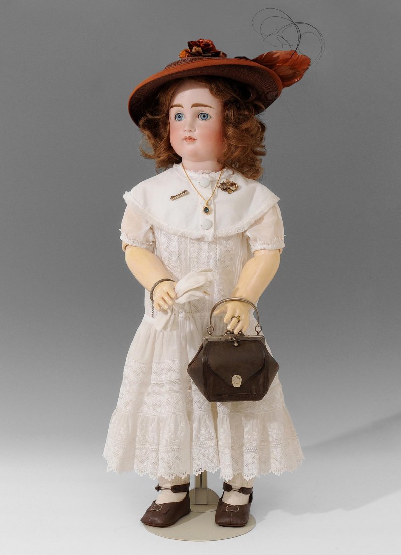 Grosse J.D. Kestner jr.-Charakterpuppe Deutschland, um: Grosse J.D. Kestner jr.-Charakterpuppe Deutschland, um 1890. Kurbelkopf mit Schlafaugen und geschlossenem Mund aus Biscuit-Porzellan. Halsmarke: "18, 103". Gelenkkörper aus Masse. Braune Echthaarper�