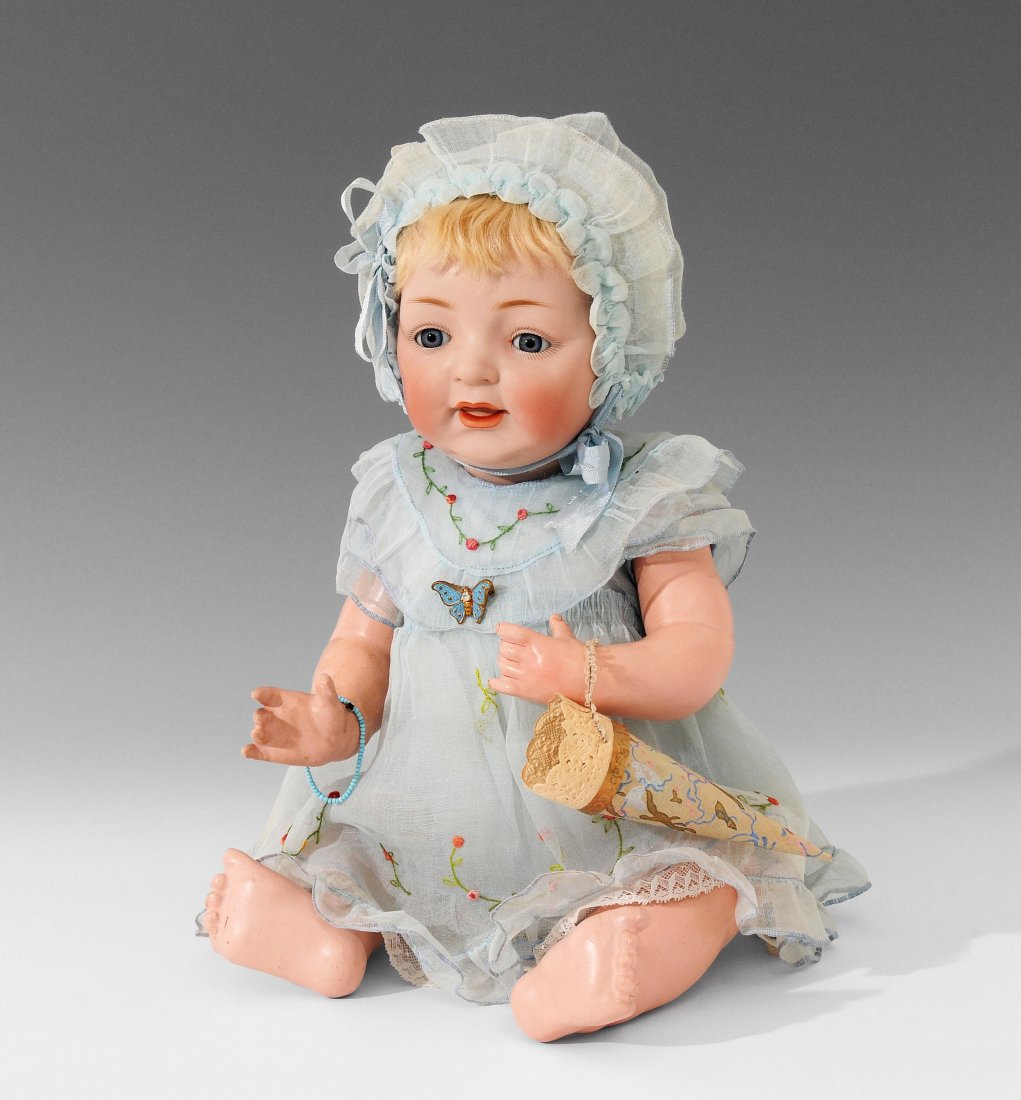 J.D. Kestner jr.-Charakterbébé "211" Deutschland, um: J.D. Kestner jr.-Charakterbébé "211" Deutschland, um 1912. Kurbelkopf mit Schlafaugen und offen-geschlossenem Mund aus Biscuit-Porzellan. Halsmarke: "made in Germany, 211, J.D.K.". Babykörper aus M