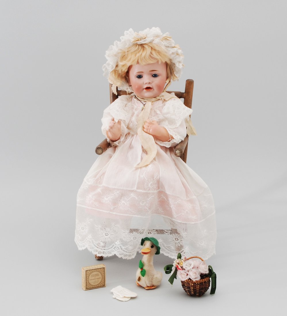 J.D. Kestner jr.-Charakterbébé "Hilda" Deutschland, um: J.D. Kestner jr.-Charakterbébé "Hilda" Deutschland, um 1915. Kurbelkopf mit Schlafaugen und offenem Mund aus Biscuit-Porzellan. Halsmarke: "made in Germany, 247, J.D.K.". Babykörper aus Masse. Blon