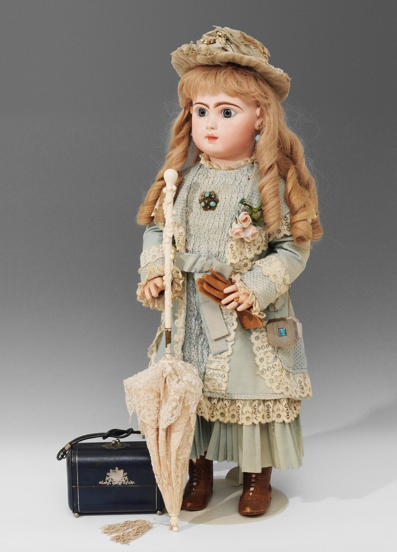 Grosse Emile Jumeau-Puppe Frankreich, um 1880/90.: Grosse Emile Jumeau-Puppe Frankreich, um 1880/90. Kurbelkopf mit blauen Paperweight-Augen und geschlossenem Mund aus Biscuit-Porzellan. Halsmarke: rote Tintenzeichen. Gelenkkörper aus Masse unbezeich
