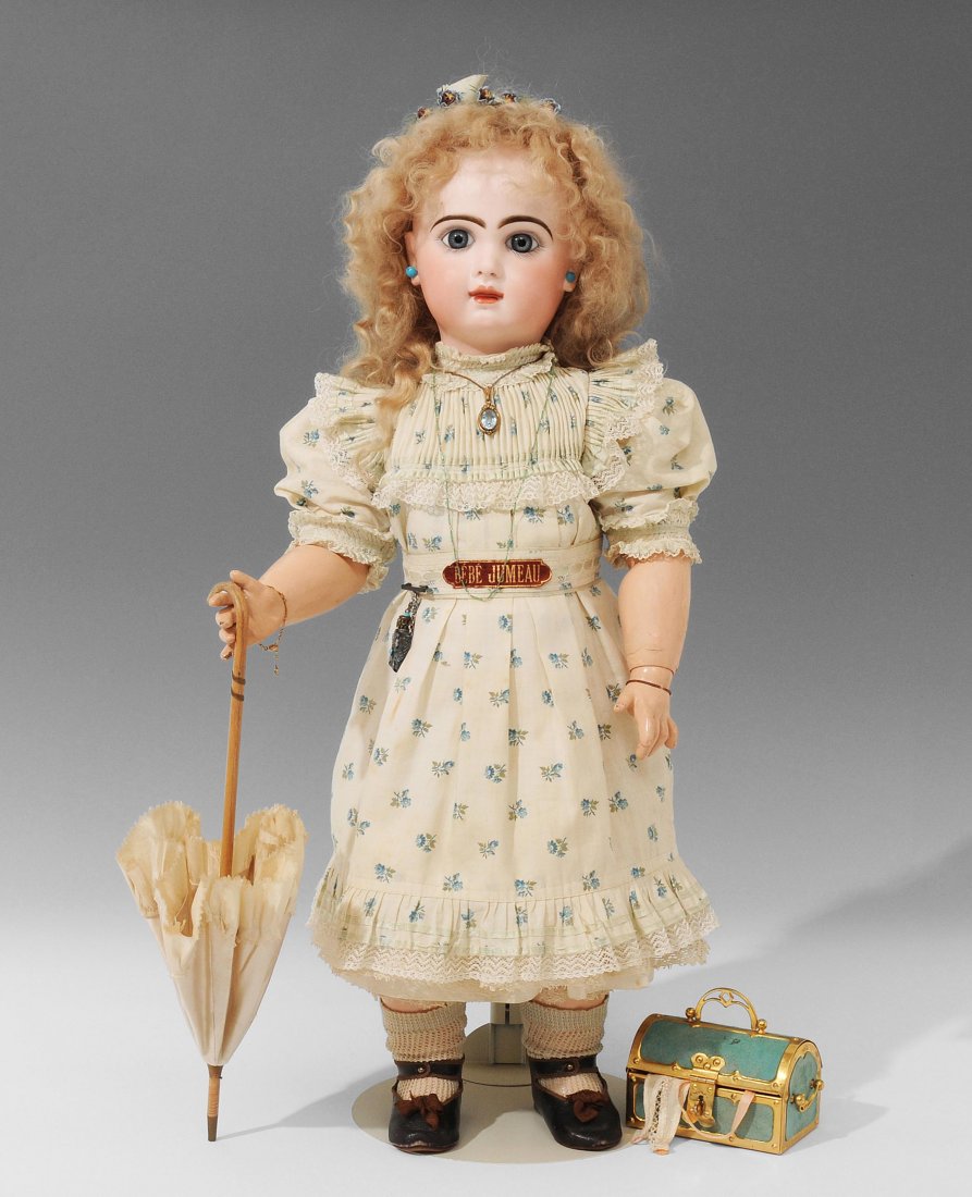 "BÉBÉ JUMEAU"-Puppe Frankreich, um 1880/90. Kurbelkopf: "BÉBÉ JUMEAU"-Puppe Frankreich, um 1880/90. Kurbelkopf mit blauen Paperweight-Augen und geschlossenem Mund aus Biscuit-Porzellan. Rote Stempelmarke "DÉPOSÉ TÊTE JUMEAU 11". Gelenkkörper aus Mass