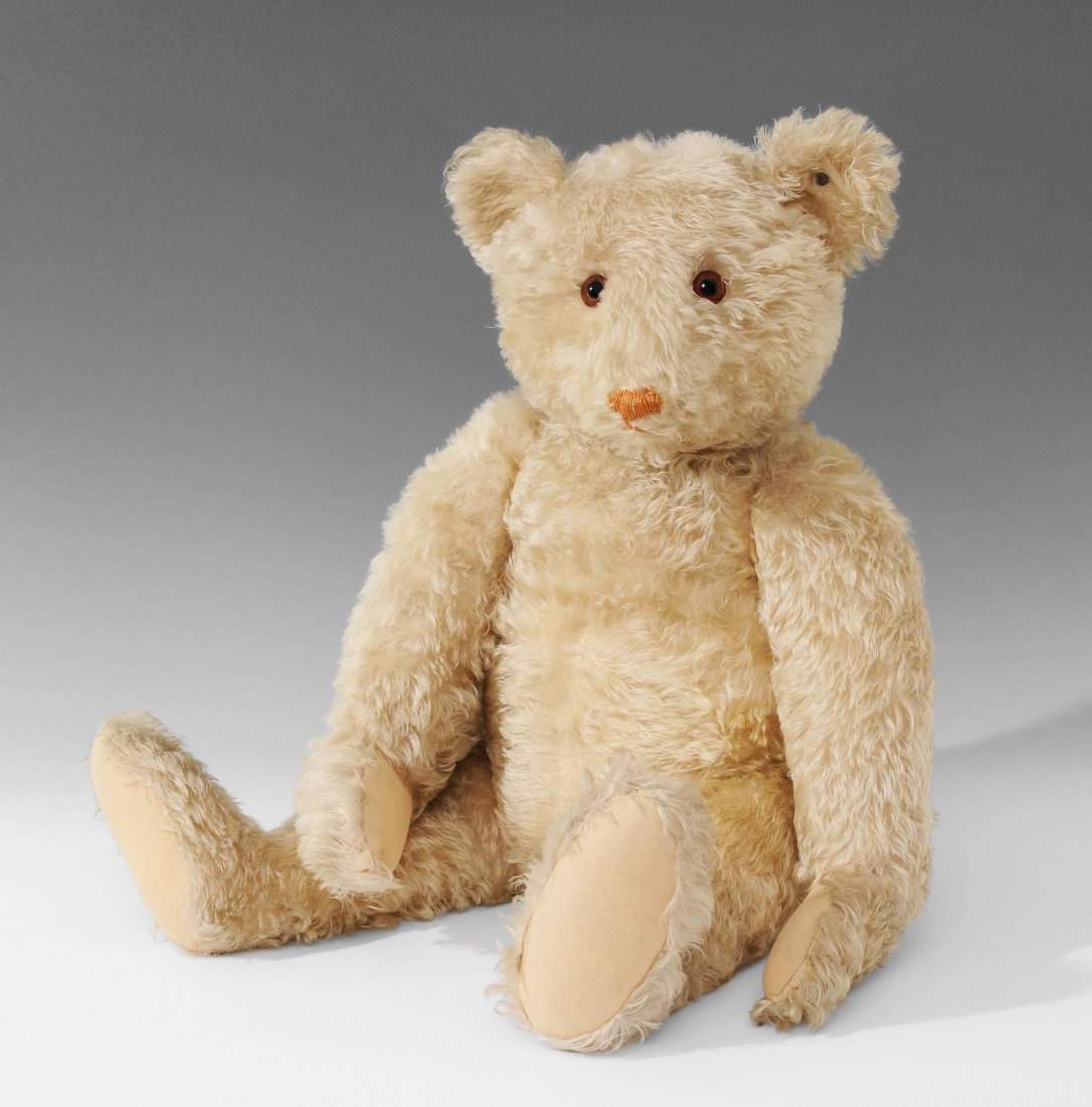 Grosser Steiff-Teddybär Deutschland, um 1930.: Grosser Steiff-Teddybär Deutschland, um 1930. Gegliederter Körper aus weissem Mohairplüsch. Nase (neu), Mund und Krallen gestickt. Sohlen aus Filz. Braune Glasaugen. Mit Knopf. H 70 cm. - Leicht ab