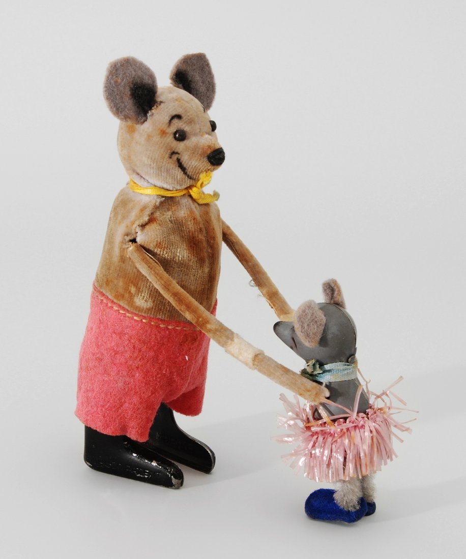 Blechspielzeug "Tanz-Maus" Japanische Imitation einer: Blechspielzeug "Tanz-Maus" Japanische Imitation einer Schuco-Tanzfigur, 1930er Jahre. Metallkörper, mit Filz überzogen. Karikaturmaus mit Baby. Fussprägung "SCHUCO PATENT" bzw. "FOREIGN". Mit Uhrwe