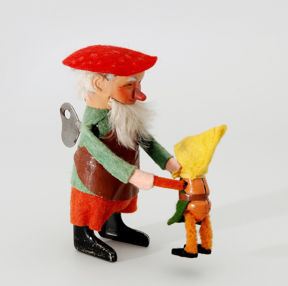 Schuco-"Tanz-Zwerg" Deutschland, 1930er Jahre.: Schuco-"Tanz-Zwerg" Deutschland, 1930er Jahre. Metallkörper, mit Filz überzogen. Zwerg, einen Pilzhut tragend, mit Zwerglein tanzend. Fussprägung "SCHUCO PATENT" bzw. "MADE IN GERMANY". Mit Uhrwerk