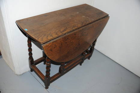 Gate Leg Table George III, 18.Jh. Eiche. Rechteckiges: Gate Leg TableGeorge III, 18.Jh. Eiche. Rechteckiges Sockelgestell mit gedrechselten Beinen mit aufklappbaren Seiten. Gebrauchsspuren. 98x38x72 cm.