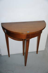 Demi-Lune Biedermeier-Stil 20.Jh. Nussbaum. Halbrundes: Demi-LuneBiedermeier-Stil 20.Jh. Nussbaum. Halbrundes Gestell auf hohen konischen Beinen mit aufklappbarer Platte. Gebrauchsspuren. 75x38x77 cm.