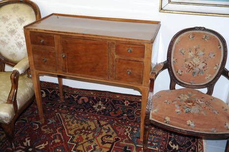 Sideboard England um 1900. Mahagoni. Rechteckiger: SideboardEngland um 1900. Mahagoni. Rechteckiger Korpus auf hohen konischen Beinen mit mittig angelegter Türe, seitlich je zwei grosse Schubladen. Zu restaurieren. 92x44x86 cm.