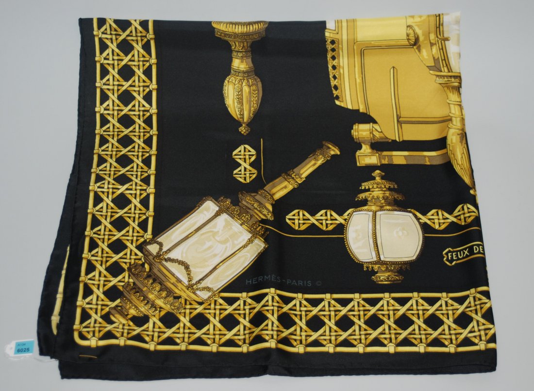 Hermès, Carré "Feux de Route" Seide. Dekor von: Hermès, Carré "Feux de Route" Seide. Dekor von goldgelben Strassenlaternen auf schwarzem Grund. Ca. 90x90 cm. Guter Zustand, frisch gereinigt.