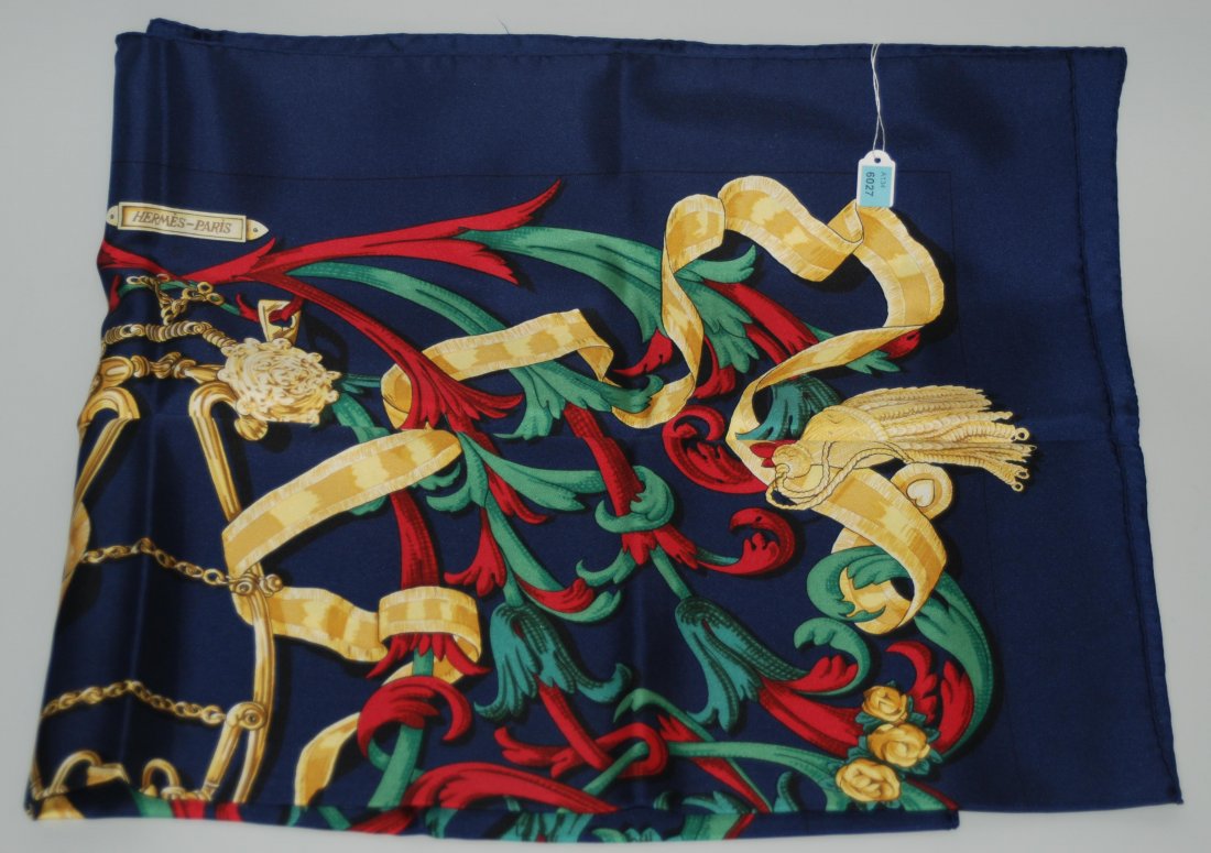 Hermès, Carré "Le Mors à la Conétanle" Seide.: Hermès, Carré "Le Mors à la Conétanle" Seide. Dunkelblauer Grund mit Gelb, Rot und Grün. Ca. 90x90 cm. Guter Zustand.