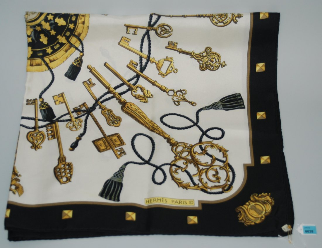 Hermès, Carré "Les Clés" Seide. Gelbgoldene: Hermès, Carré "Les Clés" Seide. Gelbgoldene Schlüsselmotive auf Crèmefrabenem Grund. Schwarze Umrahmung. Ca. 90x90 cm. Guter Zustand, frisch gereinigt.