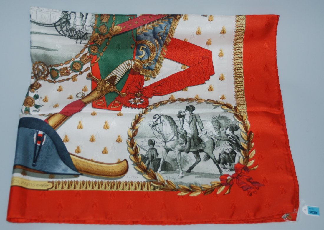 Hermès, Carré "Napoléon" Seide mit eingewebten: Hermès, Carré "Napoléon" Seide mit eingewebten Bienenmotiven. Komposition mit Emblemen der Napoleonischen Herrschaft. Crèmefarbener Grund mit Grün-, Gold- und Rottönen. Orange Umrahmung. Ca. 90x