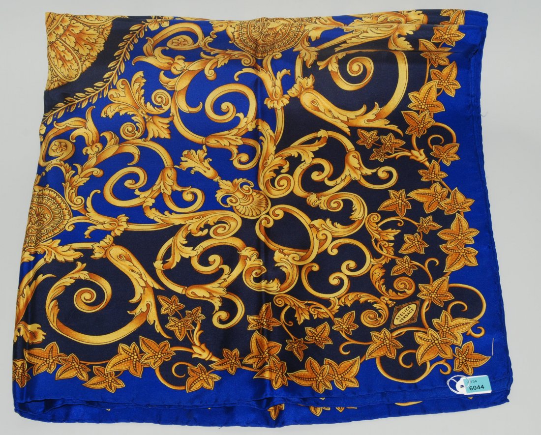Versace, Foulard Seide. Aus der Linie "Atelier: Versace, Foulard Seide. Aus der Linie "Atelier Versace". Zentrales Medaillon mit dem Medusenkopf und goldfarbener Akanthus- und Efeudekor. Blauer Grund. Ca. 85x85 cm. Guter Zustand.