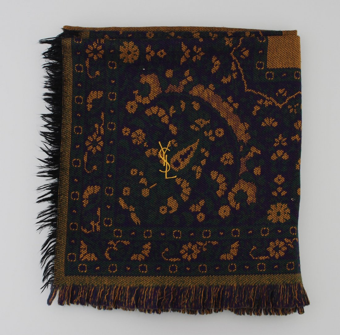 Yves Saint-Laurent, Schal Wolle. Senffarbene und: Yves Saint-Laurent, Schal Wolle. Senffarbene und violette Boteh-Motive auf dunkelgrünem Grund. Kurze schwarze Fransen. Ca. 132x132 cm. Guter Zustand.