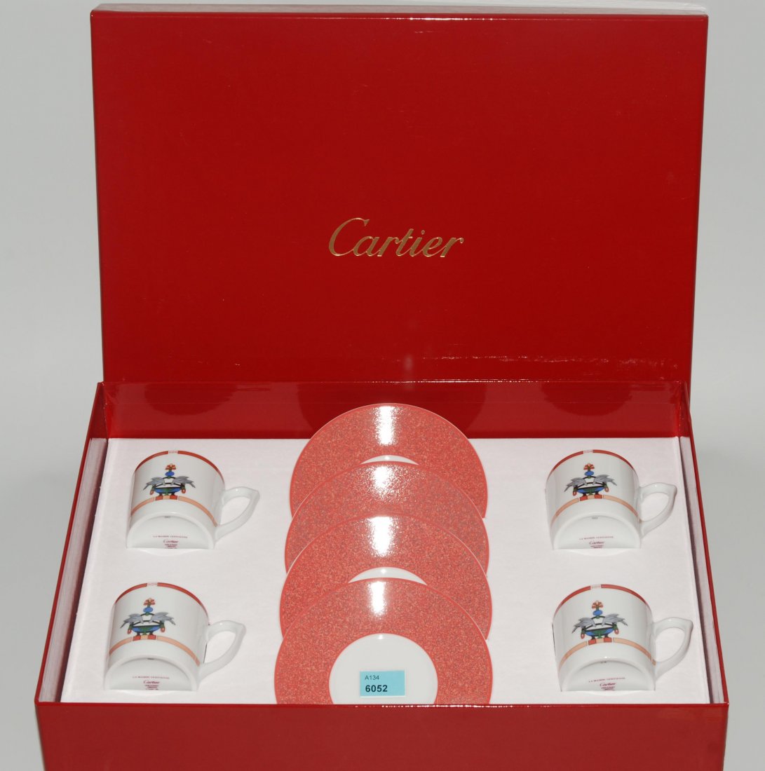 Cartier, Mokkaservice "La Maison Vénicienne" in Rot.: Cartier, Mokkaservice "La Maison Vénicienne" in Rot. Limoges Porzellan. Vier Tassen mit Untertassen. In Original-Box. Neuwertig.
