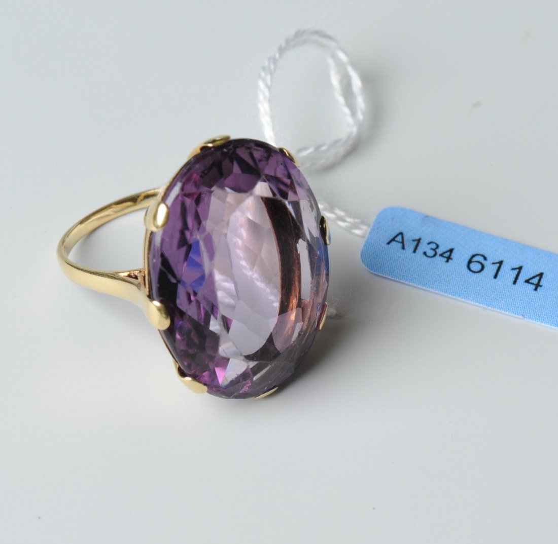 Amethyst-Ring 750 Gelbgold. 1 ovaler Amethyst von ca.: Amethyst-Ring 750 Gelbgold. 1 ovaler Amethyst von ca. 12.90 ct, 8 Griff gefasst, feine Ringschiene, stark abgetragen. Gr. 53, 8,8 g.