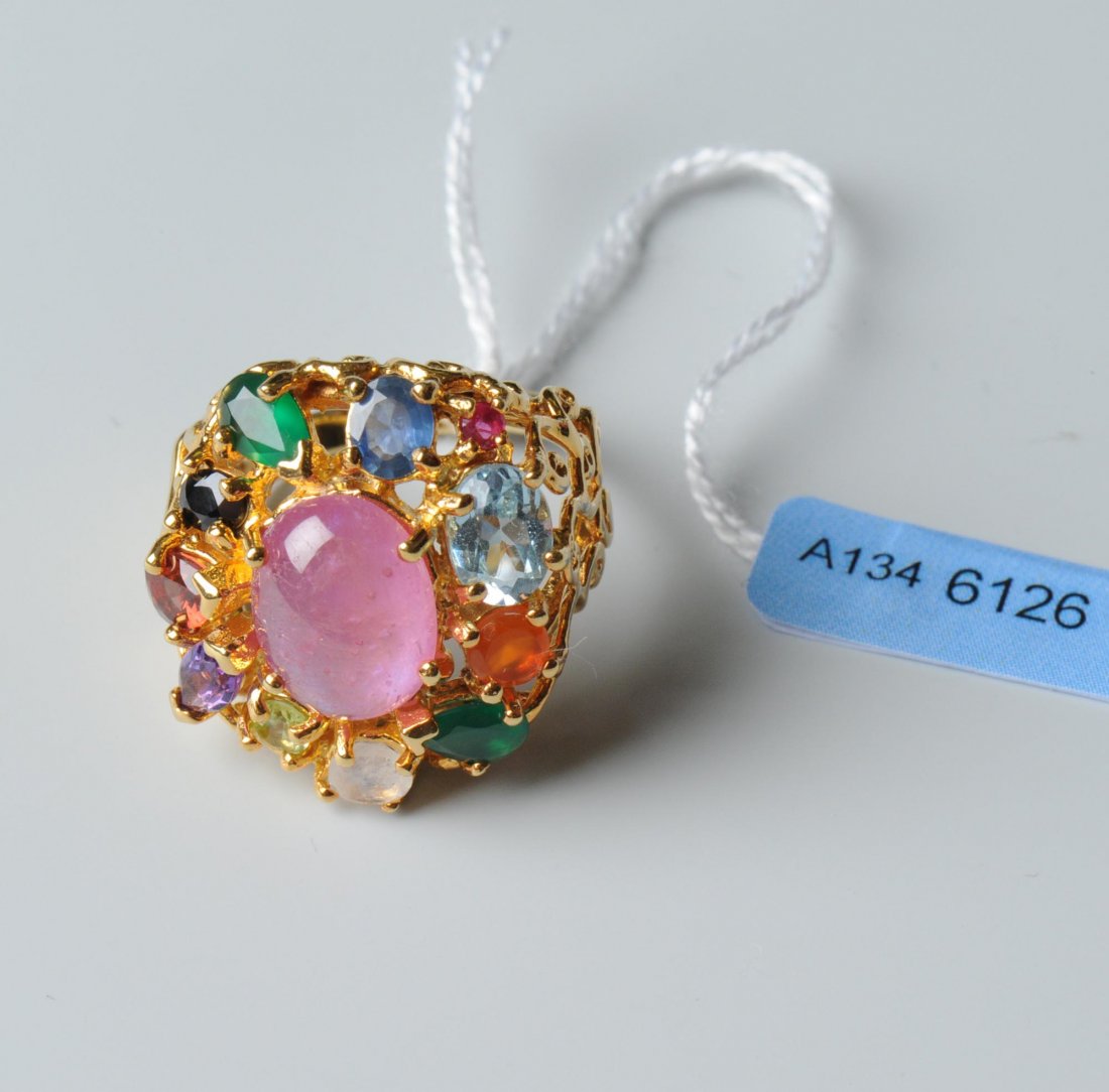 Farbstein-Glas-Ring 925 Silber vergoldet. Voluten: Farbstein-Glas-Ring 925 Silber vergoldet. Voluten verzierte Rosette, bestehend aus Rubin (glasgefüllt) und verschieden farbigen Glassteinen. Gr. 55, 8,8 g.