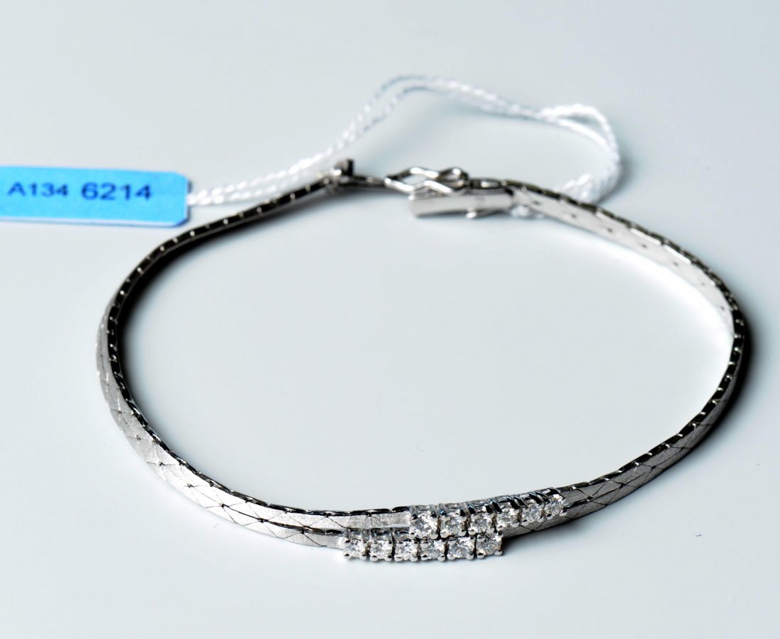 Diamant-Bracelet Bucherer. 750 Weissgold. Zierliches: Diamant-Bracelet Bucherer. 750 Weissgold. Zierliches Armband, besetzt mit 12 Brillanten von zus. ca. 0.46 ct. L 17 cm, 8,6 g.