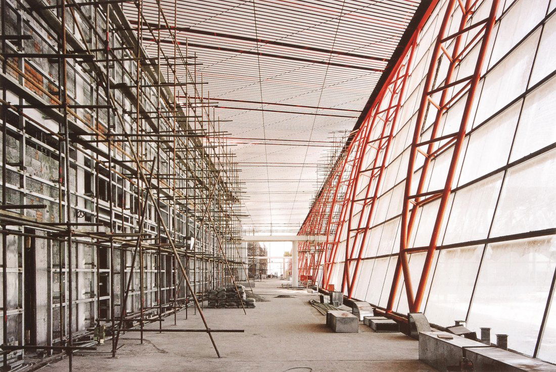 Ai Weiwei (Peking 1957) Ohne Titel. 2006. Offset nach: Ai Weiwei (Peking 1957) Ohne Titel. 2006. Offset nach einer Farbphotgraphie auf Rückkarton montiert. Unten links Prägestempel: "098 2006.08.12". Blattgrösse 15,2x22,3 cm.