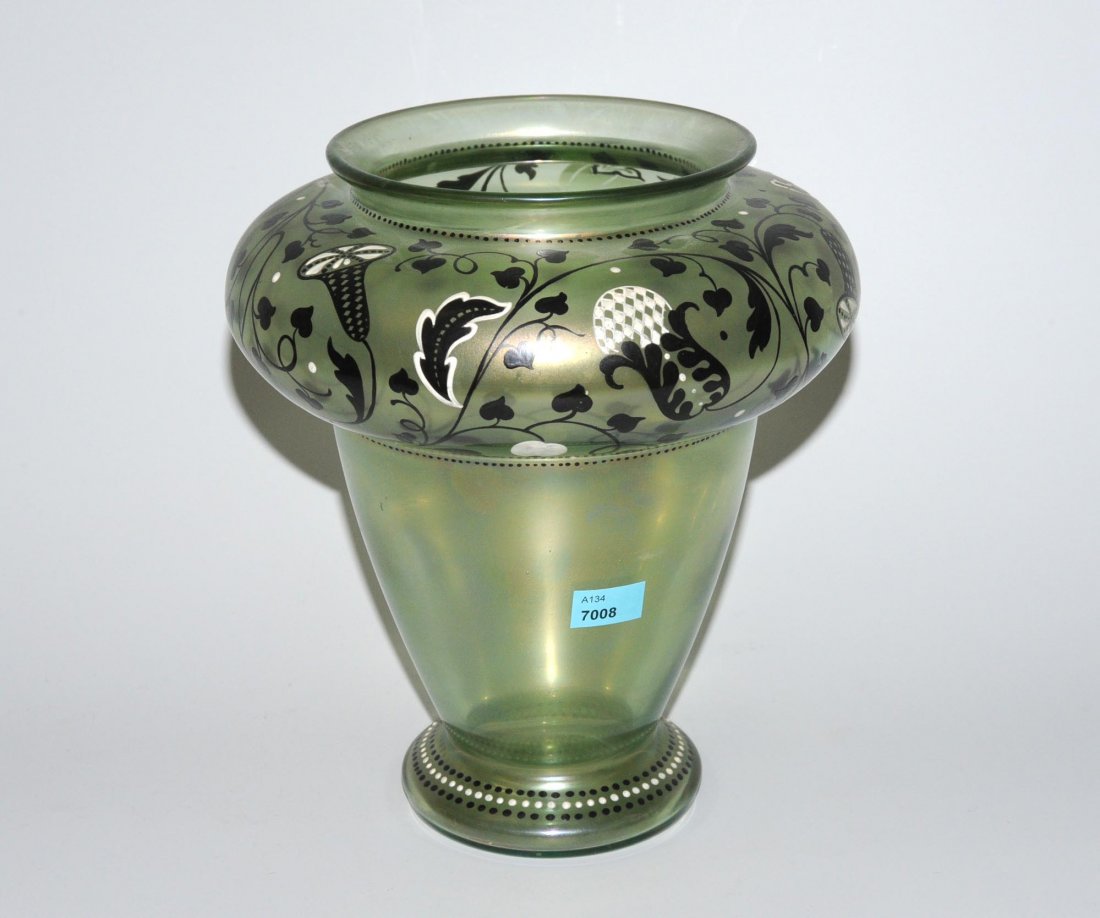 Vase, um 1910 Grün getöntes Glas, stilisierter,: Vase, um 1910 Grün getöntes Glas, stilisierter, schwarz-weisser Emaildekor in der Art von Dagobert Peche. H 24 cm.