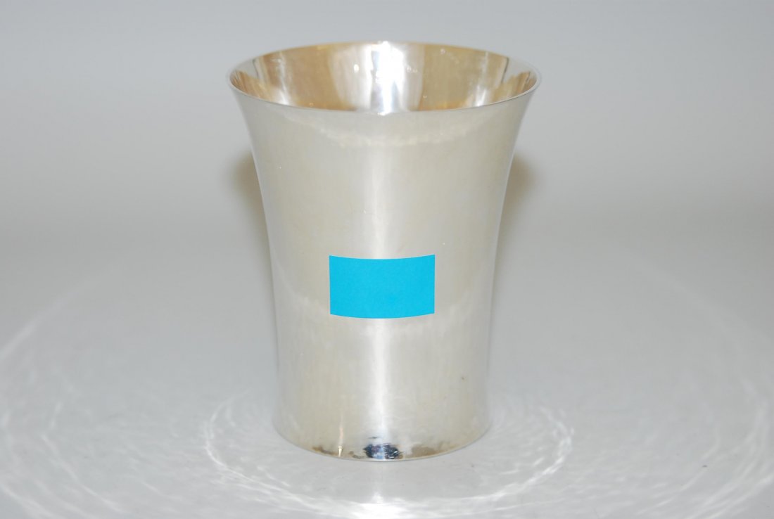 Kleiner Becher Schaffhausen, um 1930. Marke Jezler.: Kleiner Becher Schaffhausen, um 1930. Marke Jezler. Silber. Glatte, konische Form. Unterseite mit Widmung "Zum 12. März 1933 von Fritz". H 9 cm, ca. 90 g.