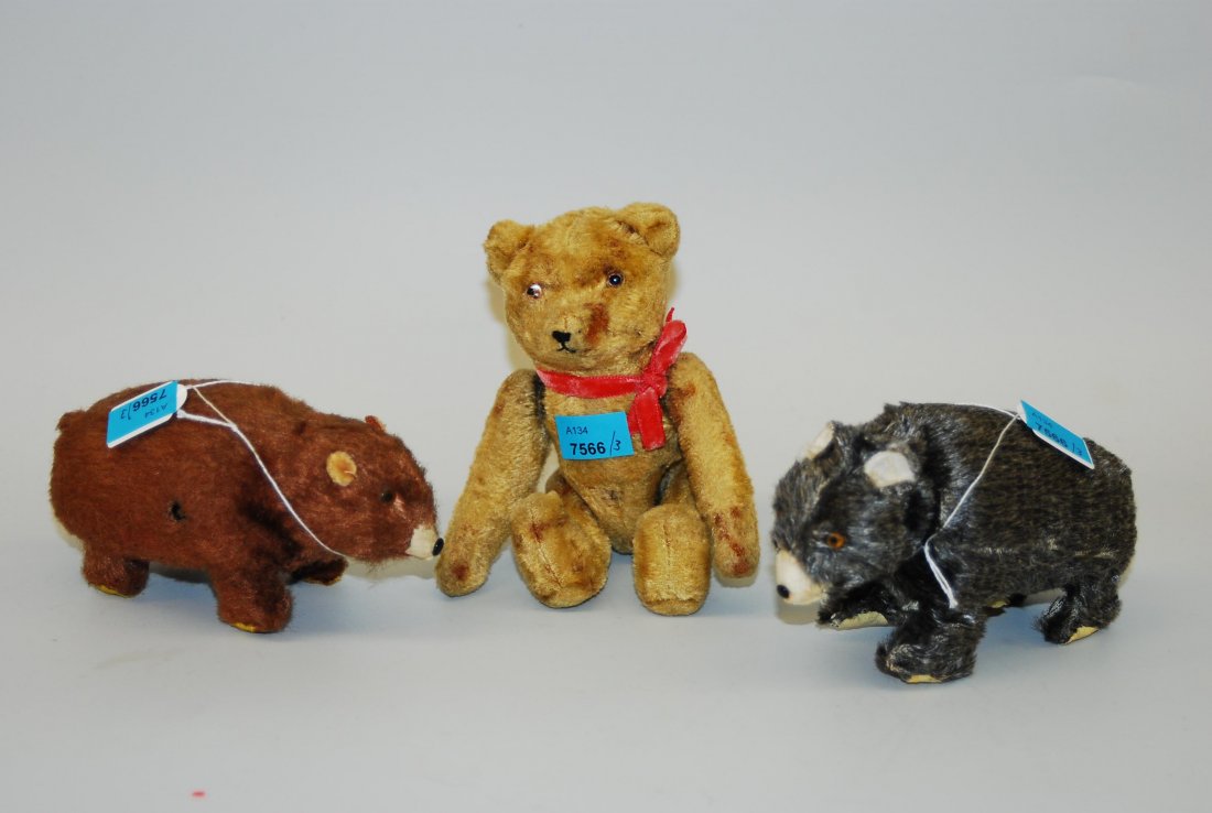 Lot: 3 Aufziehspielzeuge U.a. Japan, 1950-60er J. Zwei: Lot: 3 Aufziehspielzeuge U.a. Japan, 1950-60er J. Zwei vorwärts schreitende Bären und ein Purzelbaum schagender Teddybär. Alle mit Uhrwerk. Ein Originalkarton dabei. H 7-12 cm.