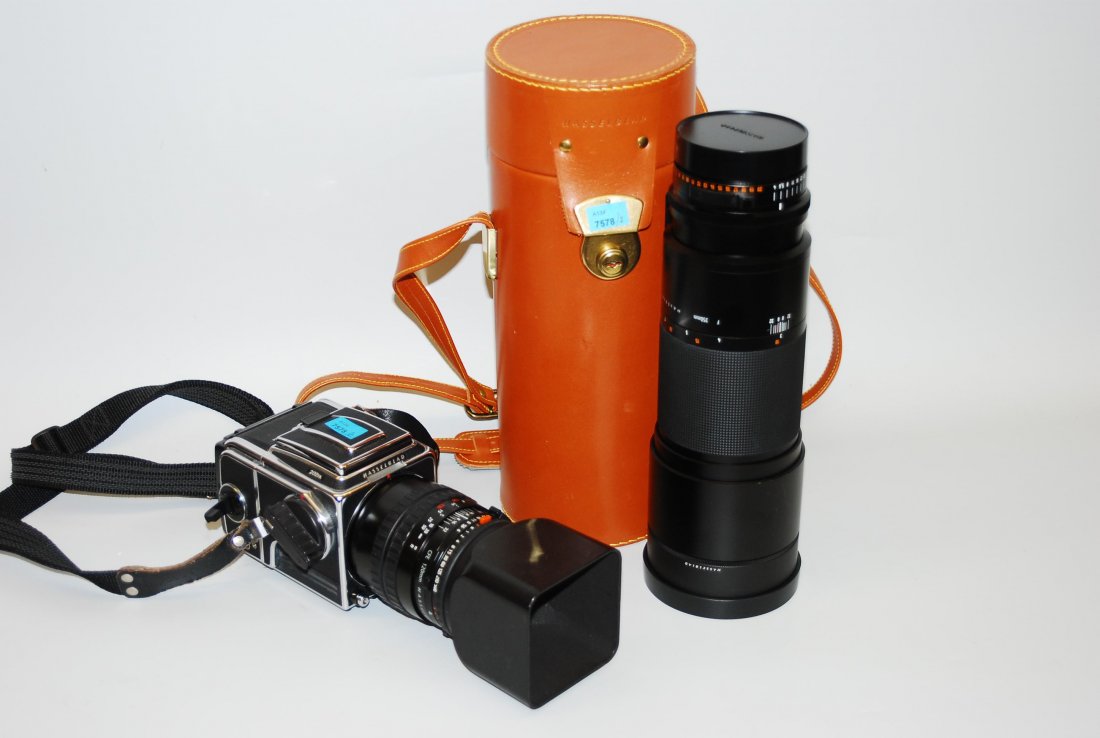 Hasselblad Fotokamera Schweden, 1990er J. Schwarz: Hasselblad Fotokamera Schweden, 1990er J. Schwarz beledertes Metallgehäuse. Model 202FA / E12-6x6. Mit folgenden Objektiven: Carl Zeiss, Makro Planar 4/120 mm. Zusätzlich in Lederetui: D 93/ F 350 m