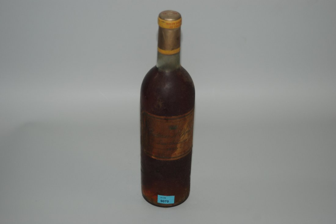 Chateau d'Yquem 1959. Lur Saluces. 1er Grand Cru de: Chateau d'Yquem 1959. Lur Saluces. 1er Grand Cru de Sauternes. 1 Flasche. Etikette stark fleckig.