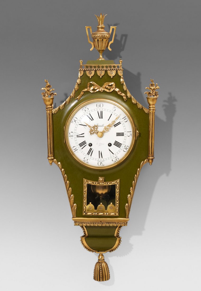 Neuenburger Pendule Zenith Schweiz, 20.Jh. Olivegrünes: Neuenburger Pendule Zenith Schweiz, 20.Jh. Olivegrünes Holzgehäuse mit goldfarbenen Messingbeschlägen. Verglaste Pendelsicht in Messing-Zierrahmen gefasst. Verglaste Ziffertüre und seitliche Pende