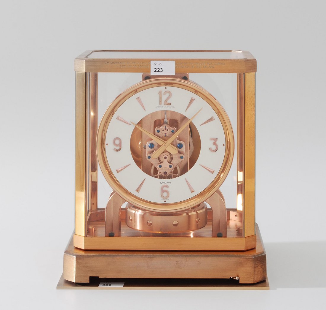 Atmos, Jaeger LeCoultre Nr. 47614 Schweiz, 2.Hälfte: Atmos, Jaeger LeCoultre Nr. 47614 Schweiz, 2.Hälfte 20.Jh. Rotmetalliges, 4seitig verglastes Gehäuse mit starken Gebrauchsspuren und persönlicher Gravur an der Frontseite. Weisser, in rotmetalliger