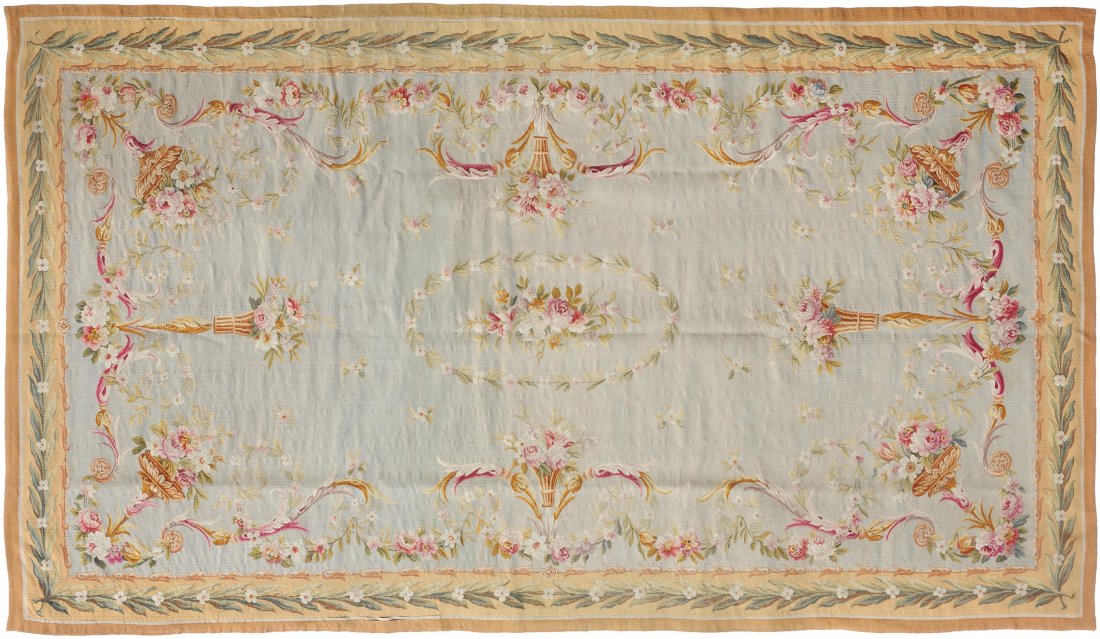 Aubusson Frankreich, um 1920. Pastellfarbenes florales: Aubusson Frankreich, um 1920. Pastellfarbenes florales Werk. Im hellblauen Innenfeld liegt ein ovales, mit Blumen geschmücktes Medaillon, umgeben von 6 mit Blumenbouquets gefüllten Körben. Die brau
