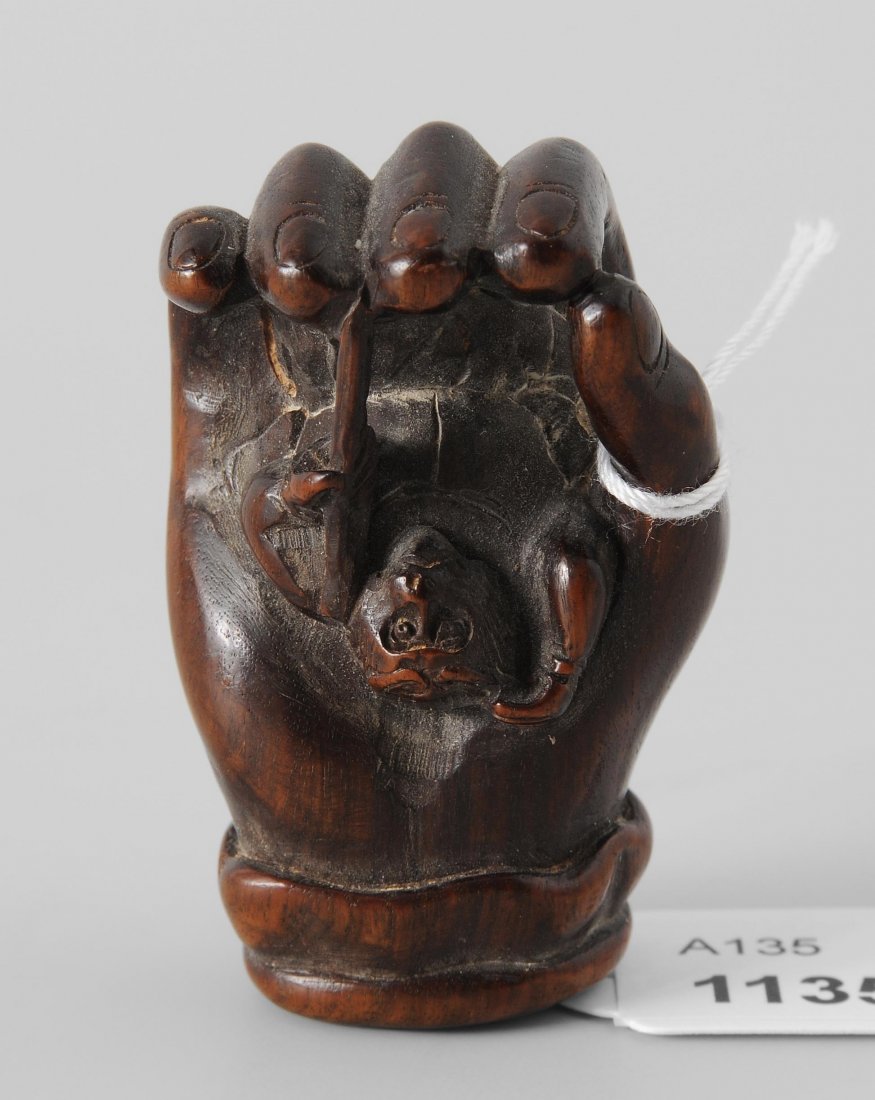 Netsuke Japan, um 1900. Holz. Signiert Kawayuki.: Netsuke Japan, um 1900. Holz. Signiert Kawayuki. Songokû, der Stein-Affe sitzt auf der Hand des Buddhas. H 5 cm.
