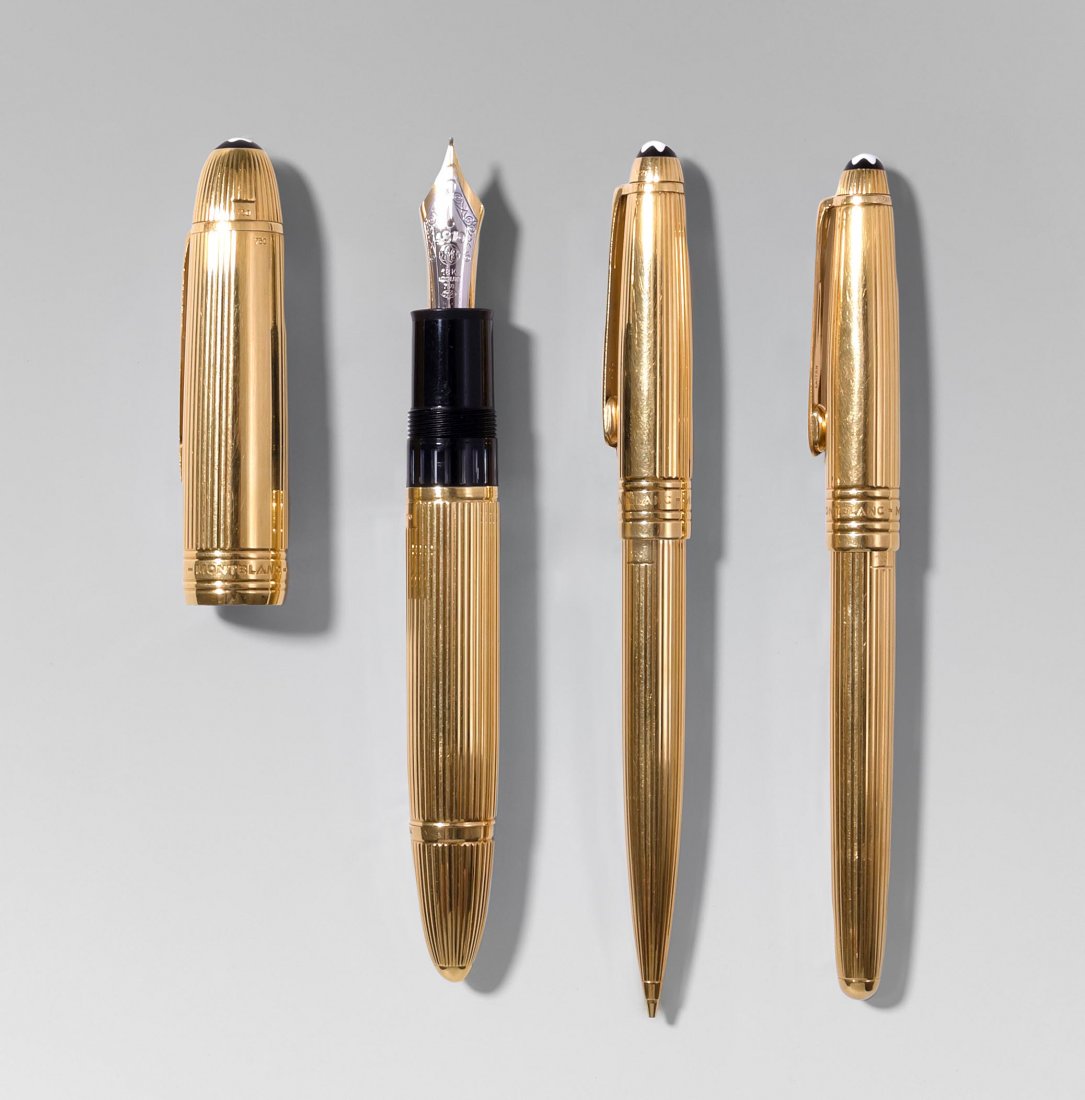 Montblanc, 3er-Set "Meisterstück Solitaire 149 Solid: Montblanc, 3er-Set "Meisterstück Solitaire 149 Solid Gold" 80er Jahre. Füllfederhalter, Rollerball and Drehbleistift. Korpus und Kappe aus 18K Gelbgold. Godroniertes Dekor. Vergoldete Beschläge. Mi