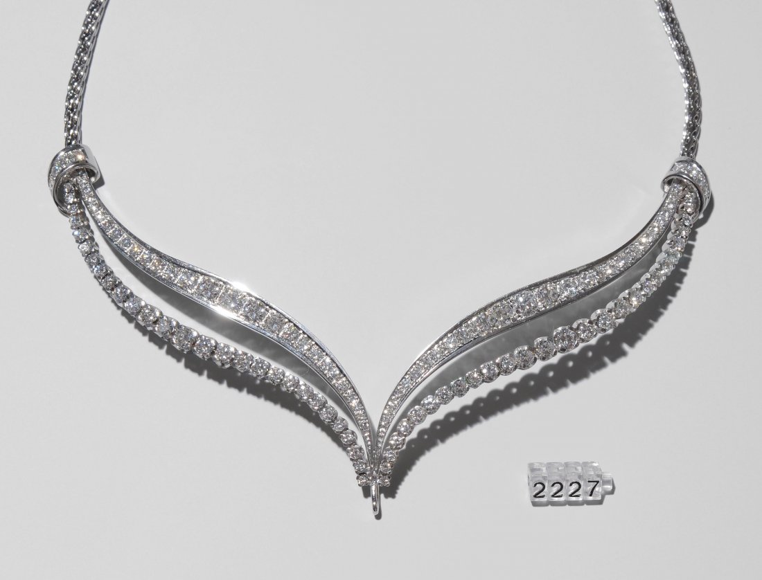 Brillant-Collier Bucherer. 750 Weissgold. Zweireihig: Brillant-Collier Bucherer. 750 Weissgold. Zweireihig geschwungen und ausgefasst mit 118 Brillanten von zus. ca. 8 ct, H/vs. L ca. 40 cm, 37 g.