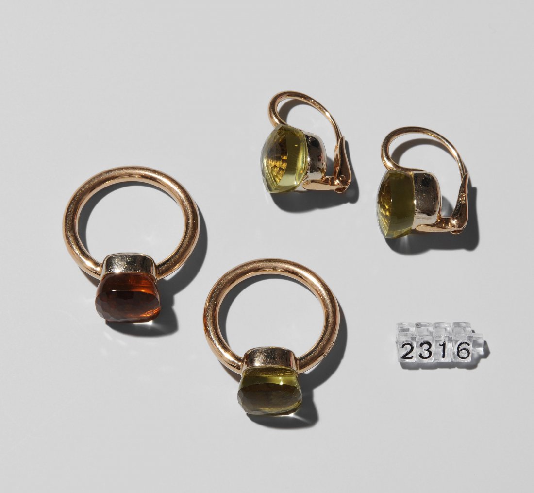 Pomellato Citrin-Set Italien. Modell Nudo. 2 Ringe mit: Pomellato Citrin-Set Italien. Modell Nudo. 2 Ringe mit gelbgrünem und orangen Citrin in Kissenform. Ein Ring mit passendem Ohrschmuck in gleicher Art. Gr. 51, Gesamtgewicht 26,1 g.