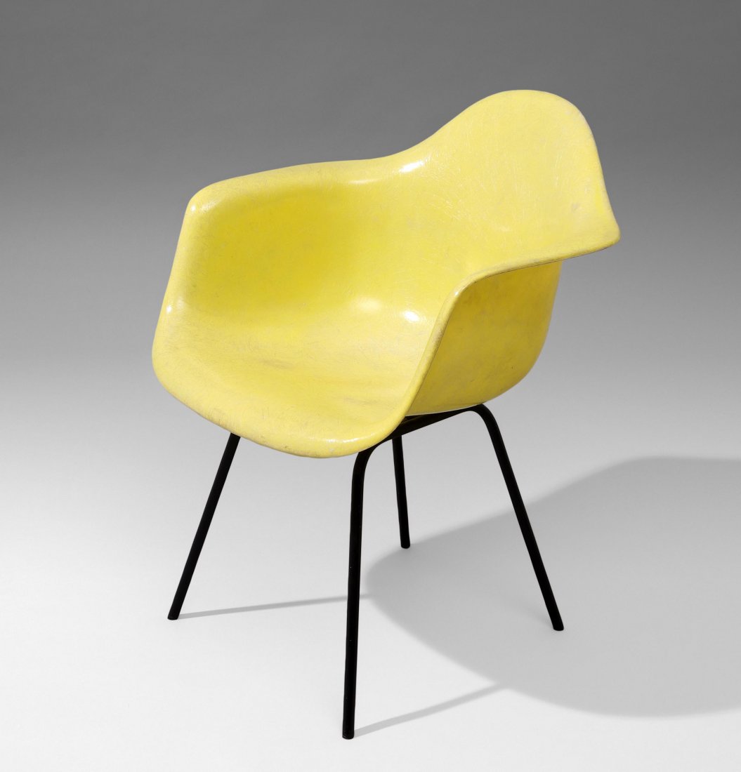 Eames, Charles und Ray (1907 - 1978) und (1912 - 1988): Eames, Charles und Ray (1907 - 1978) und (1912 - 1988) Stuhl DAX, 1950. Original-Ausführung. Fiberglas-Sitzschale, senfgelb. Altersbedingte Gebrauchs- und Kratzspuren. Guter Zustand. 78x63x58 cm. Sit