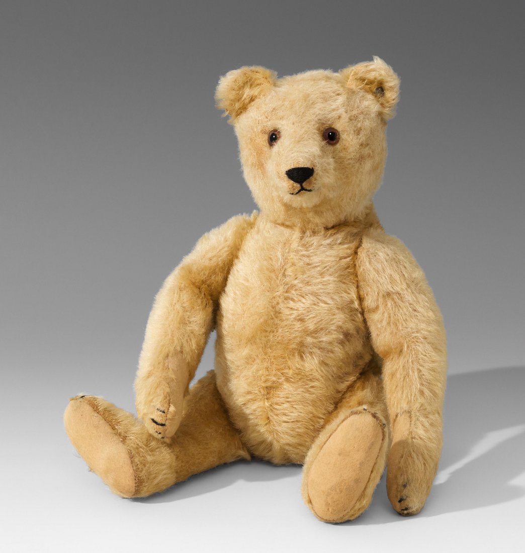 Kleiner Steiff-Teddybär Deutschland, 1930er/40er Jahre.: Kleiner Steiff-Teddybär Deutschland, 1930er/40er Jahre. Gegliederter Körper aus blondem Mohairplüsch. Nase, Mund und Krallen (neu) gestickt. Sohlen aus Filz. Braune Glasaugen. Mit Knopf. H 32 cm. -