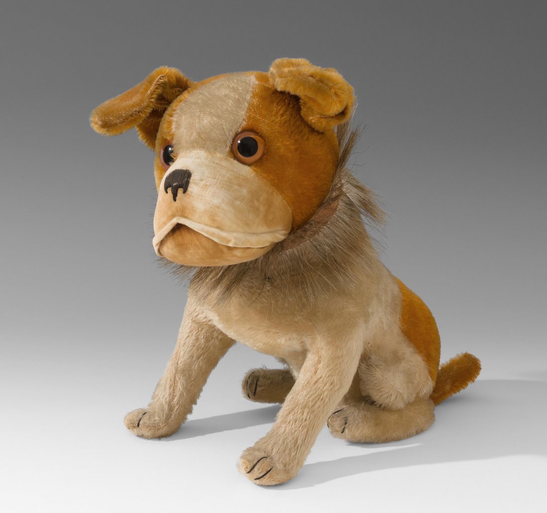Grosses Steiff-Tier "Bully" Deutschland, um 1930.: Grosses Steiff-Tier "Bully" Deutschland, um 1930. Sitzend. Heller Mohairplüsch, weiss/braun, Gesicht aus Samt. Drehbarer Kopf. Nase und Krallen gestickt. Braune Glasaugen. Haar- und Lederhalsband. Mi