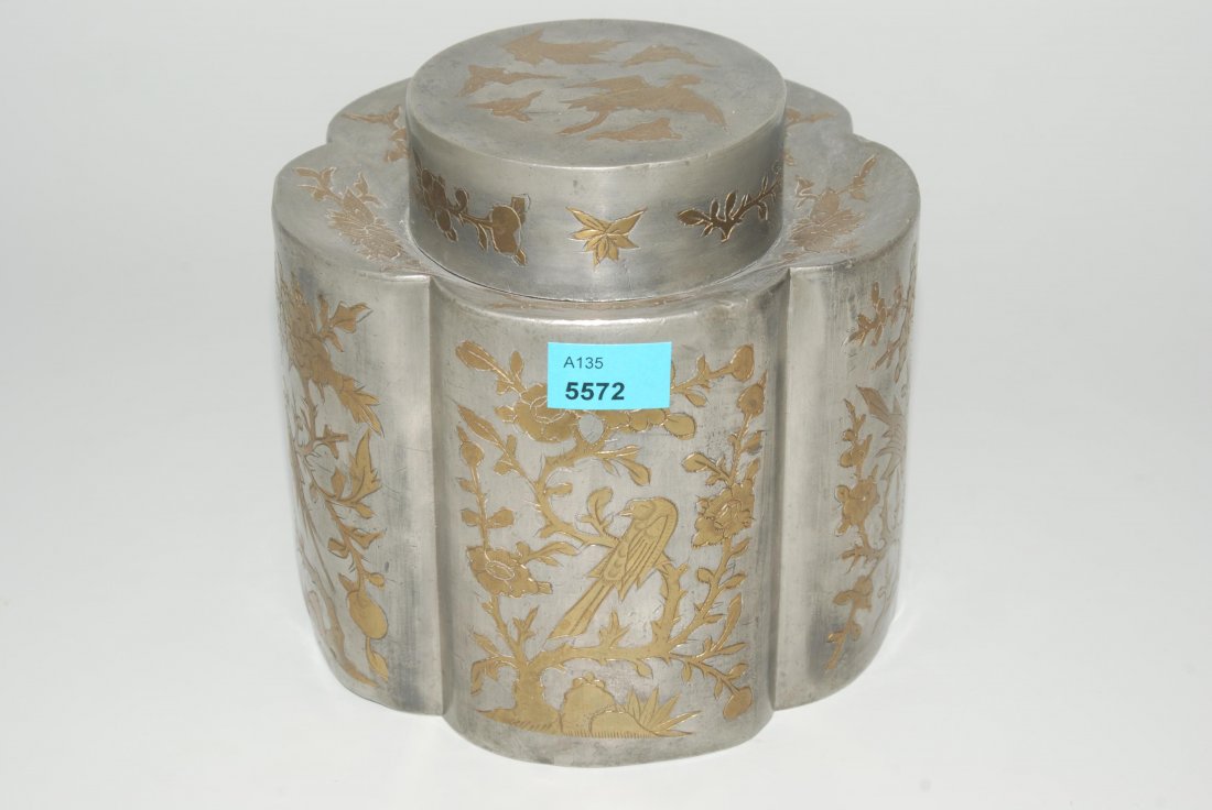 Teedose China, um 1900. Zinn und Messing. Zylindrische,: Teedose China, um 1900. Zinn und Messing. Zylindrische, fünfach eingezogene Form. Blumen-/Vogeldekor. Kl. Schadstellen. H 13 cm.