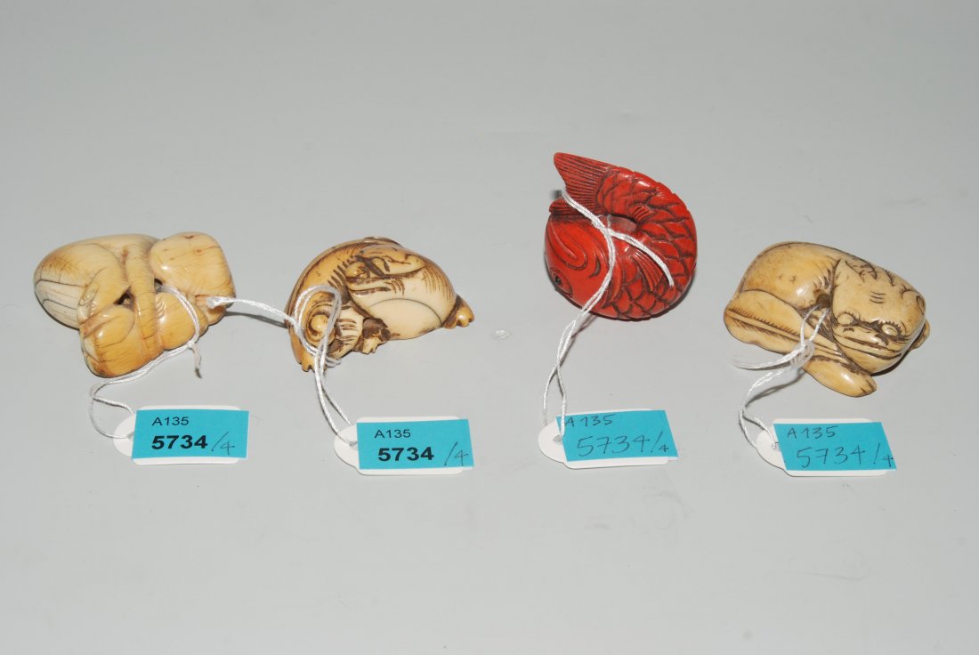 Lot: 4 Netsuke Japan, um 1900. Elfenbein und Holz, rot: Lot: 4 Netsuke Japan, um 1900. Elfenbein und Holz, rot bemalt. Äffchen mit Jungem, Hunde, Karpfe. L 4–4,5 cm.