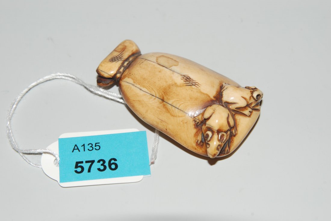 Netsuke Japan. Elfenbein, patiniert. Mehlsack mit: Netsuke Japan. Elfenbein, patiniert. Mehlsack mit Mäusepaar. Sign. Motoyama. L 4,8 cm.